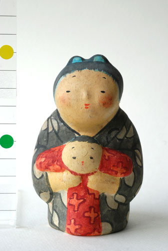 子抱き１/三四呂人形(静岡)